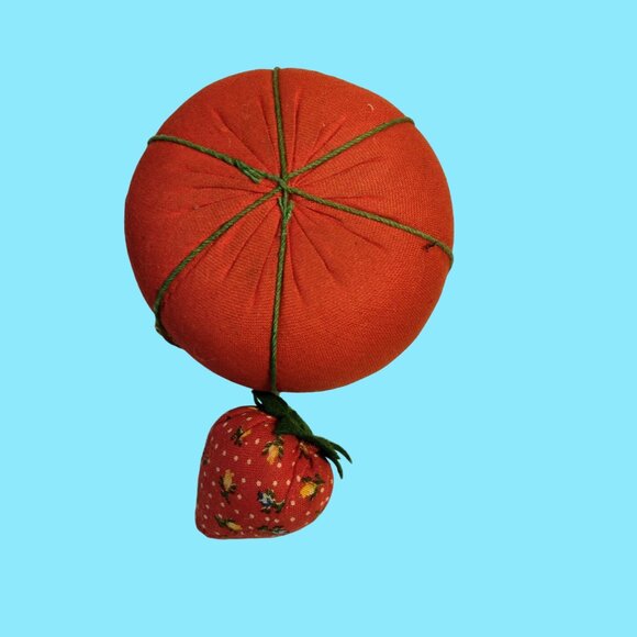 Vintage Tomato Shaped Pin Cushion Strawberry Pins Safety Pins Vintage Grannycore - Picture 4 of 13